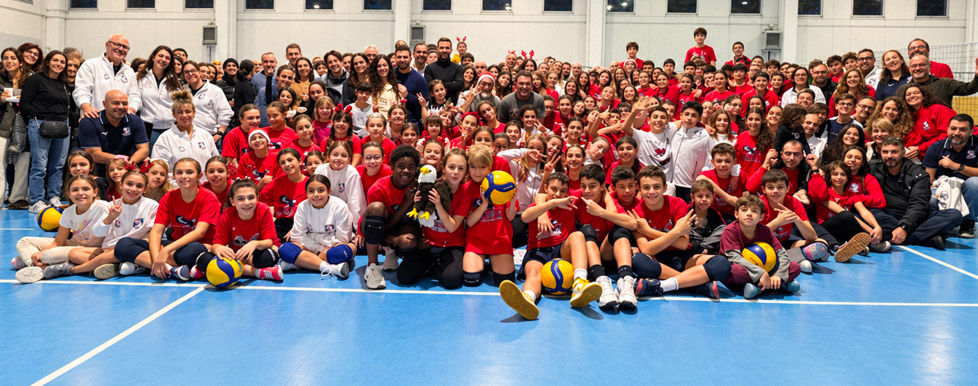 Tutte le squadre di Olympia Pallavolo Buccinasco in divisa, in posa in palestra